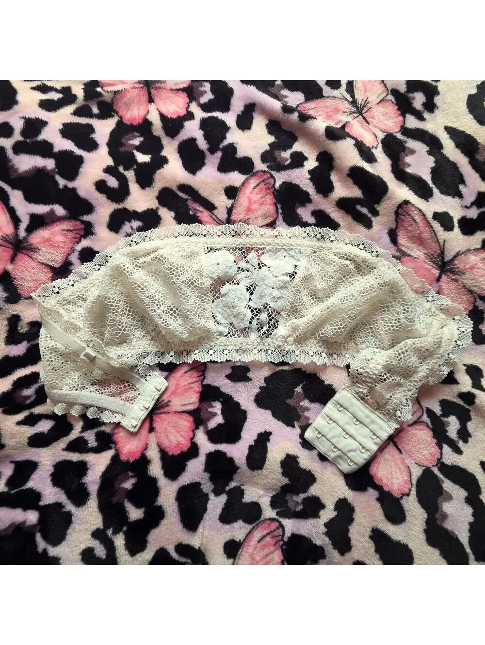 Victoria's Secret strapless lace bralette Small